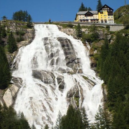 1) la cascata del Toce, in Piemonte, una delle più alte d'Europa